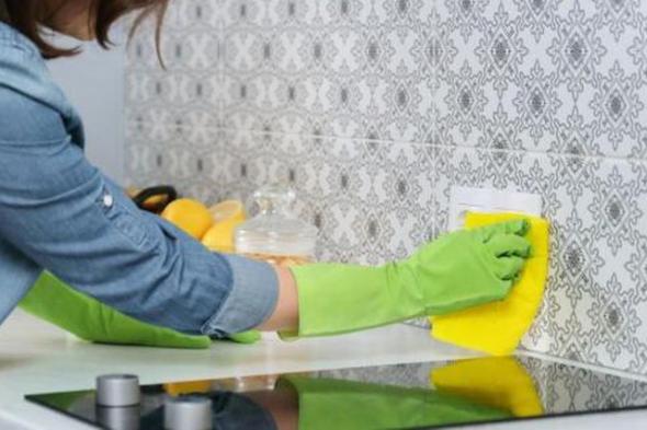 «مش هتاخد منك وقت».. أسهل طريقة لتنظيف سقف المطبخ من الدهون والأوساخ