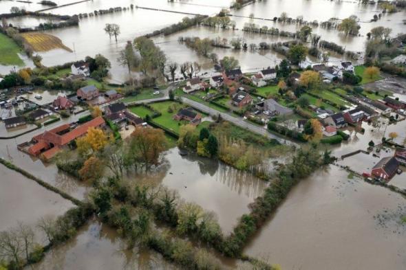 إصدار 10 تحذيرات و112 تنبيها من الفيضانات في أنحاء إنجلترا