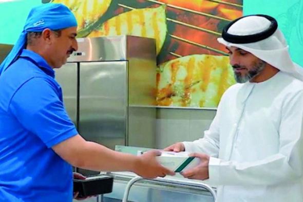 الامارات | «الشارقة لإدارة الأصول» توزع 300 وجبة إفطار صائم في أسواق الجبيل