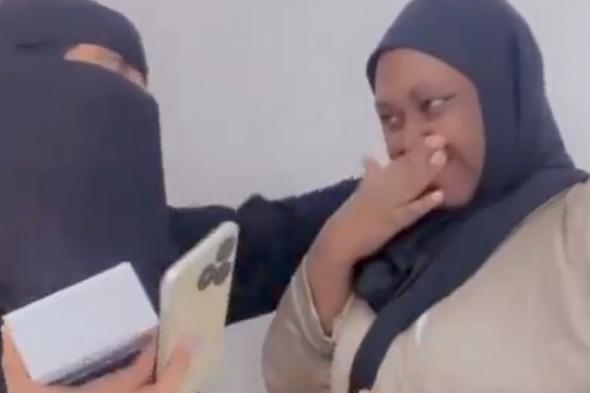 فتاة تهدي عاملتها هاتف بمناسبة دخولها الإسلام .. فيديو