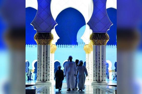 الامارات | خطوات عائلية إلى المسجد