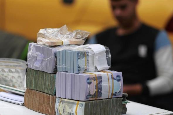 بدء "تنشيف" السيولة من يد العراقيين.. اتلاف "فائض" العملة والإيداع بالمصارف هو الأعلى تاريخيًا