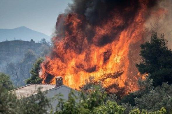 حريق غابات يستعر في جزيرة كريت باليونان