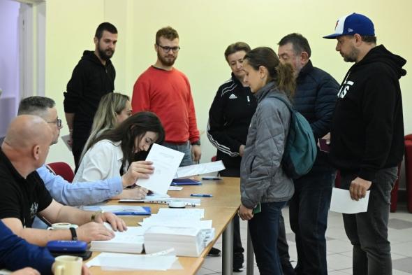 الناخبون في سلوفاكيا يتوجهون إلى مراكز الاقتراع لانتخاب رئيس جديد