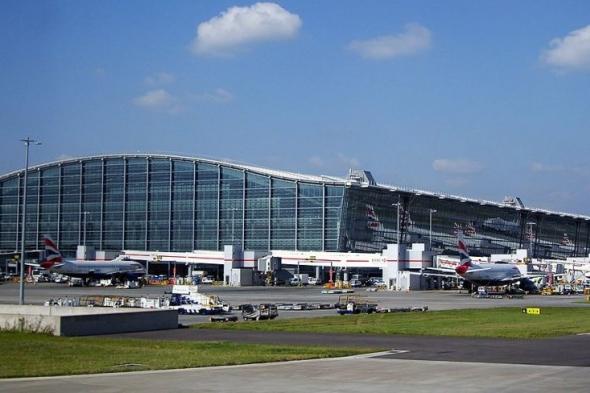 اصطدام طائرتين على أرض مطار هيثرو في لندن