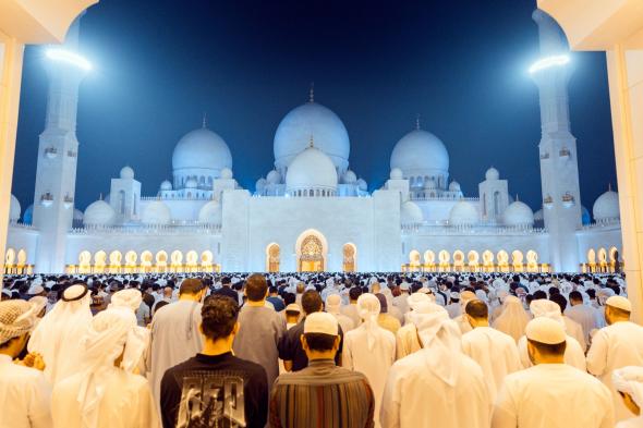 الامارات | أكثر من 70 ألف مصل أحيوا ليلة 27 رمضان في جامع الشيخ زايد بأبوظبي