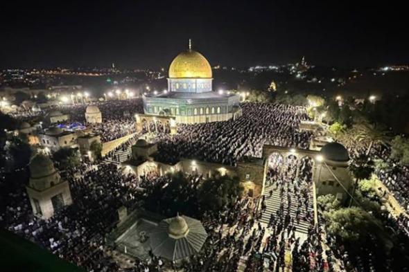 في مشهد مهيب.. 200 ألف مصلٍ يحيون ليلة القدر في المسجد الأقصى