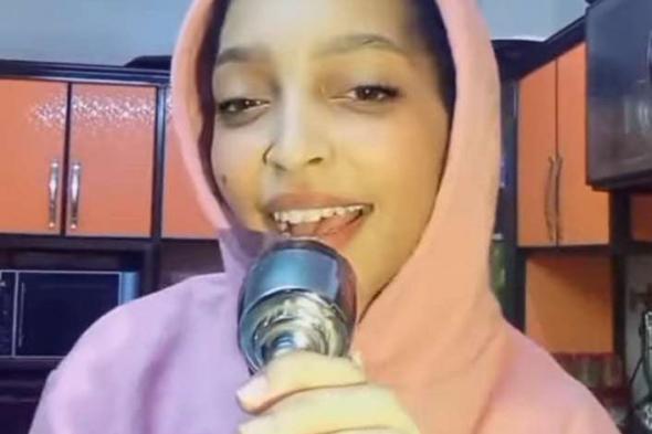 شاهد بالصورة والفيديو.. فتاة سودانية تكتشف موهبتها الغنائية أمام (حوض غسيل العدة).. تغني بصوت جميل وتقدم لمتابعيها حلقة من برنامجها (أغاني وأغاني في المطبخ)
