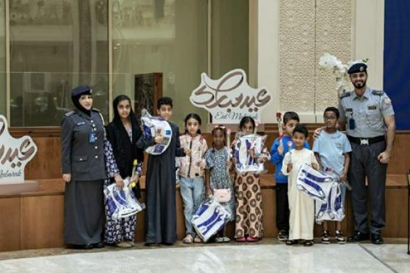 شرطة أبوظبي تسعد الأطفال بمناسبة عيد الفطر المبارك