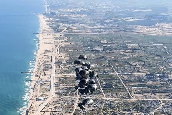 الخليج اليوم .. الإمارات ومصر تنفذان الإسقاط الجوي الـ 29 للمساعدات الإنسانية والإغاثية شمال غزة