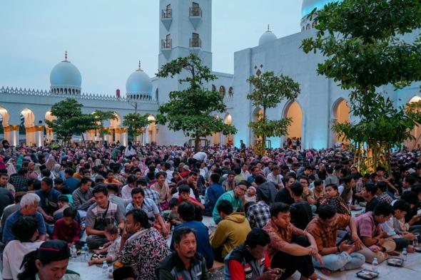الامارات | رفع وجبات إفطار الصائم لزوار مسجد الشيخ زايد في إندونيسيا إلى 12 ألفاً يومياً
