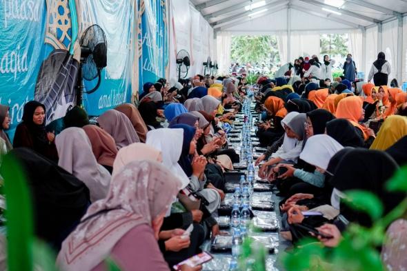 الخليج اليوم .. 12 ألف وجبة إفطار صائم يومياً لزوار مسجد الشيخ زايد في إندونيسيا