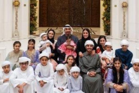 فى أول أيام العيد.. محمد بن زايد يلتقط صورة مع أبنائه وأحفاده