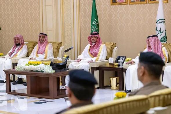 الأمير عبدالعزيز بن سعود يلتقي كبار المسؤولين في وزارة الداخلية .. فيديو