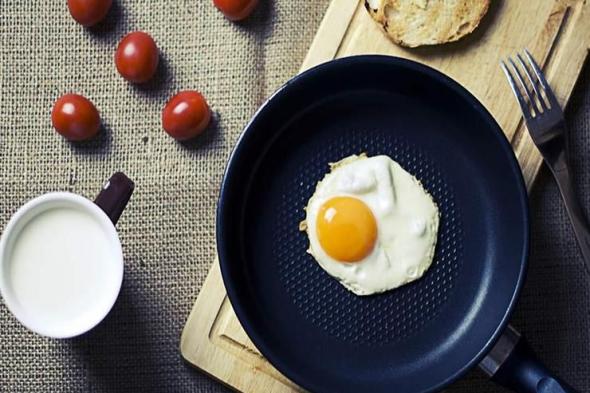 ما تأثير تناول بيضتين يوميا على صحة الجسم ونسبة الكوليسترول؟