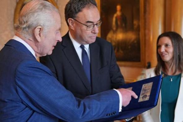 الملك تشارلز يتسلم أول عملة ورقية تحمل صورته