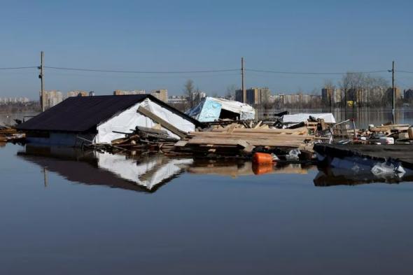 مياه الفيضان تغمر آلاف المنازل والقطع الزراعية في أورينبورج الروسية
