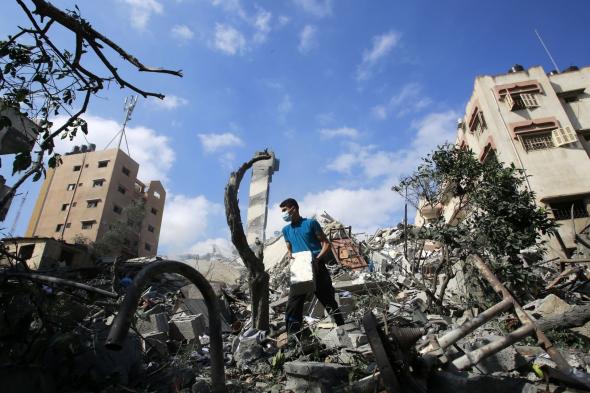 استشهاد عدد من النازحين الفلسطينيين بعد استهدافهم من قوات الاحتلال الإسرائيلية في غزة