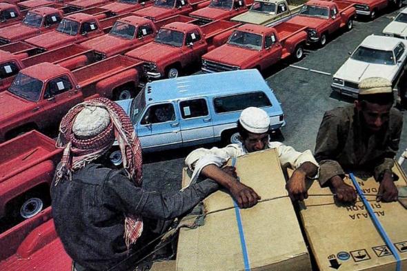 استقبال شحنة سيارات أمريكية في ميناء الدمام قبل 48 عامًا