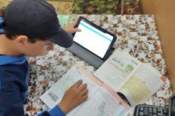 المدارس توجه طلاب الثانوى العام بتوصيل التابلت بالإنترنت لتحديث منصة الامتحان
