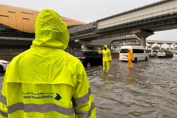 18 قتيلا في فيضانات عمان.. وأجواء متقلبة وأمطار غزيرة تضرب الإمارات