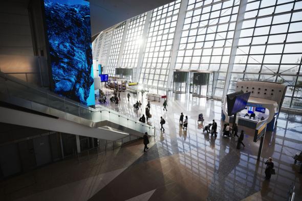 الامارات | ‏ مطار زايد الدولي يؤكد العمل بكامل طاقته رغم الأحوال الجوية الصعبة