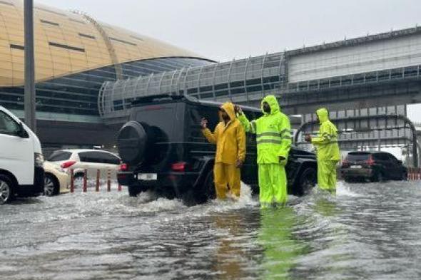 مشاهد الرعب في دبي بسبب الفيضانات المفاجئة .. تعليق الدراسة بالمدارس