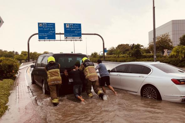 الامارات | ​مواطنون ومقيمون يشكرون خطوط الدفاع الأمامية على مجهودهم لتخفيف آثار الأمطار