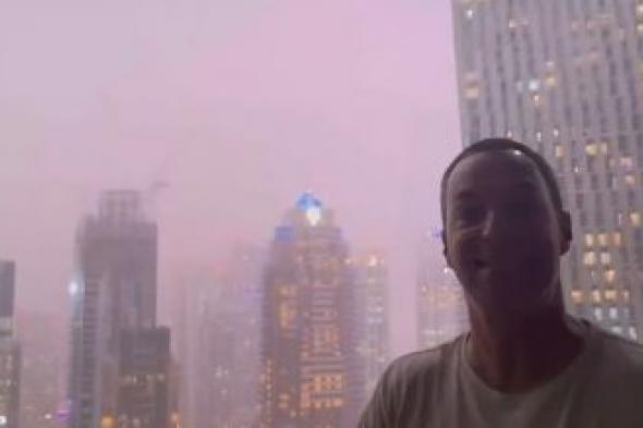 تراند اليوم : شاهد: سائح أجنبي يوثق منظر البرق في سماء دبي.. ويعلق: أول مرة بحياتي أشوفه بهذا الشكل!