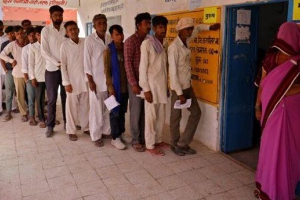 الهنود يصوتون في انتخابات ضخمة تهيمن عليها البطالة