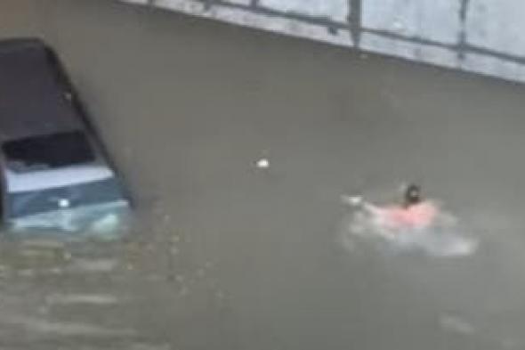 الخليج اليوم .. فيديو.. مصرفي مصري بالإمارات ينقذ عائلة من الغرق داخل السيارة