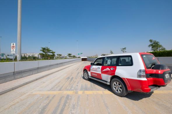 الامارات | طرق وبلدية دبي تواصلان جهودهما لضمان عودة الطرق والخدمات إلى طبيعتها في مختلف مناطق الإمارة