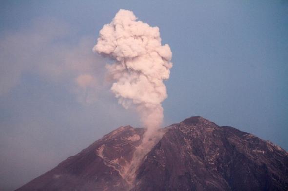 إعلان حالة التأهب في إندونيسيا تحسباً لاستمرار ثوران بركان جبل روانج