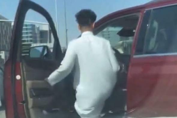 الجهات الأمنية بالرياض تباشر واقعة اعتداء شخصين على آخر داخل مركبته..فيديو
