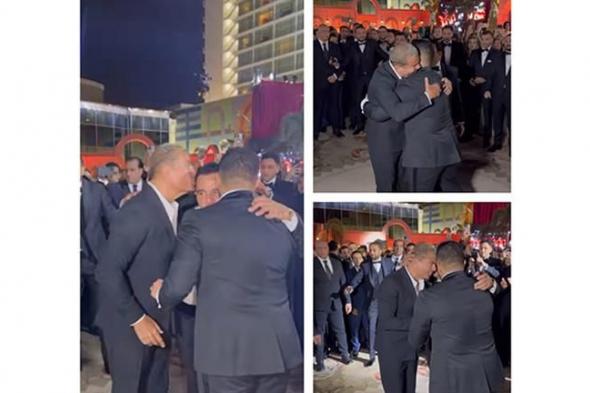 بالصور- عمرو دياب يقبل رأس محمد فؤاد في حفل زفاف نجله عبد الرحمن