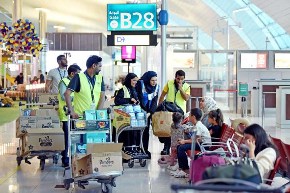 الامارات | "مطارات دبي" توزع 73 ألف عبوة من الوجبات الخفيفة والمياه على المسافرين