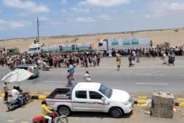 سائقون يتظاهرون رفضا لسيطرة مليشيات الحوثي على قطاع النقل من موانئ الحديدة
