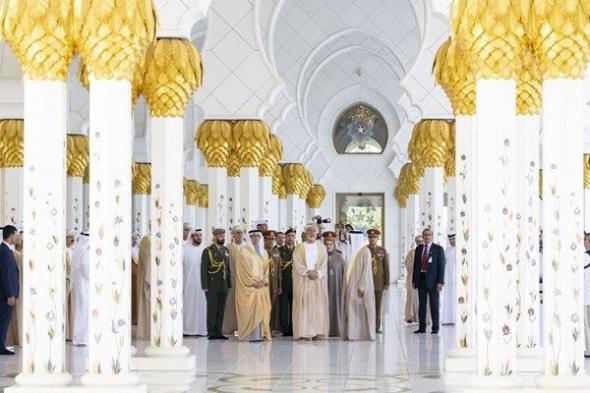 سلطان عمان يقوم بجولة في جامع الشيخ زايد في أبوظبي يرافقه منصور بن زايد