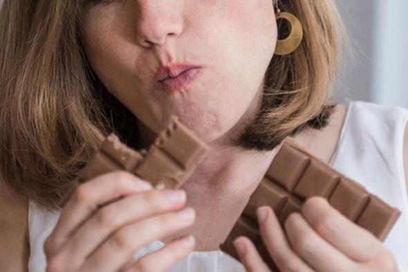 الامارات | سبب غير متوقع وراء الرغبة الشديدة في تناول السكريات لدى النساء