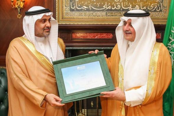الأمير فهد بن سلطان يتسلم شهادة اعتماد تبوك مدينة صحية من وزير الصحة