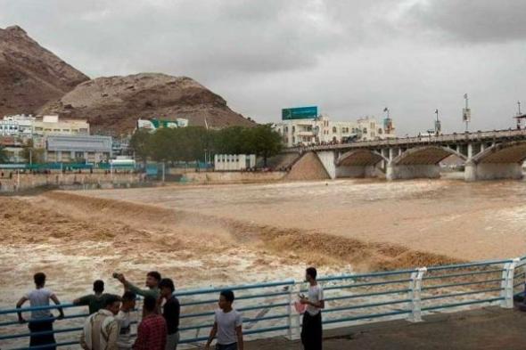 دعا للابتعاد عن مجاري السيول.. الأرصاد يتوقع أمطاراً رعدية متفاوتة الشدة في 18 محافظة يمنية
