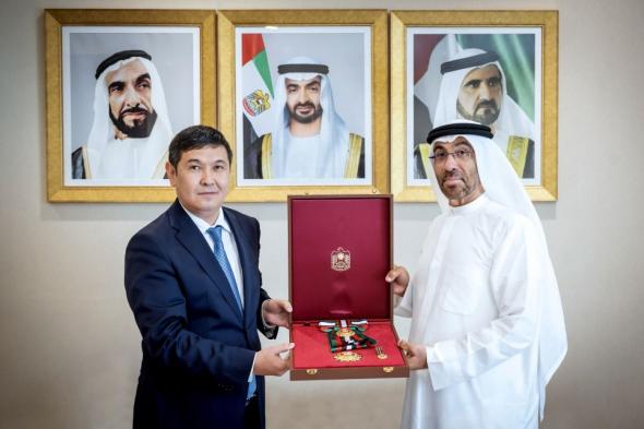 الامارات | رئيس الدولة يمنح سفير كازاخستان وسام زايد الثاني من الطبقة الأولى