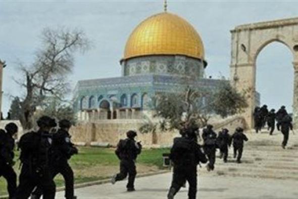 عاجل .. مجموعات من المستوطنين الإسرائيليين تقتحم المسجد الأقصى