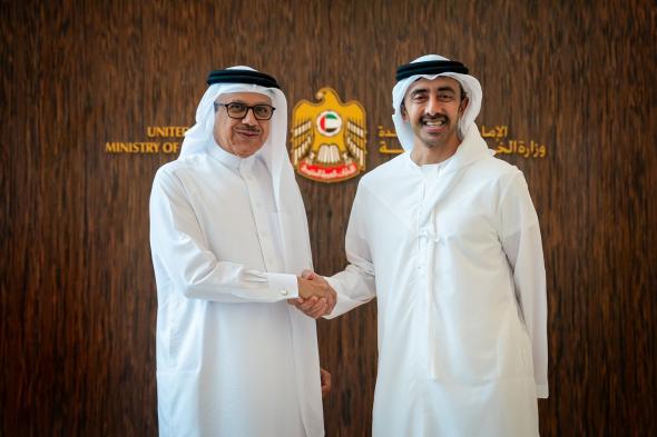 الخليج اليوم .. عبد الله بن زايد يستقبل وزير خارجية البحرين ويبحثان العلاقات الأخوية بين البلدين