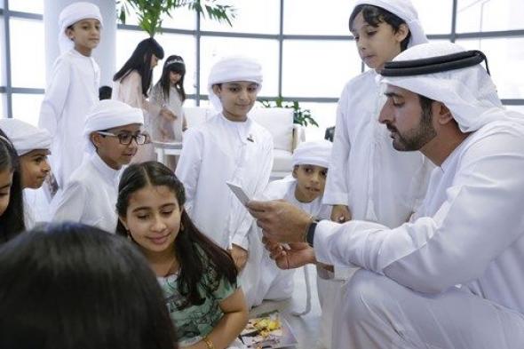 حمدان بن محمد يلتقي مجموعة من الأطفال الذين شاركوا في أعمال التنظيف بعدد من فرجان دبي