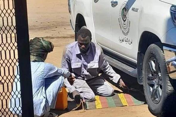 شاهد بالصور.. رصد عربة حكومية سودانية قامت بنهبها قوات الدعم السريع معروضة للبيع في دولة النيجر والجمهور يسخر: (على الأقل كان تفكوا اللوحات)