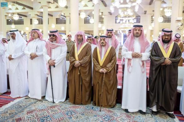 أمير الرياض يؤدي صلاة الميت على الأمير منصور بن بدر بن سعود بن عبد العزيز