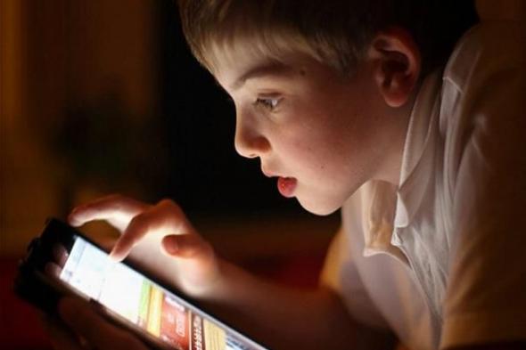 الصحة تكشف خطوات تحمي طفلك من مخاطر استخدام الإنترنت