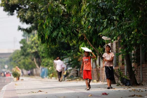 وفاة 10 أشخاص بسبب "ضربة شمس".. ماذا يحدث في بنجلاديش؟