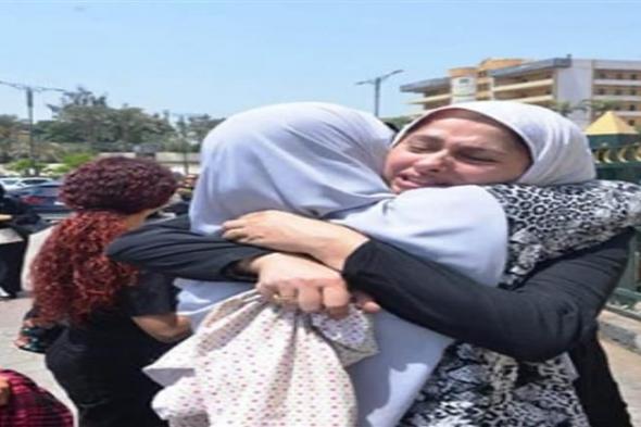 بالصور.. انهيار الفنانة ريم أحمد أثناء تشييع جثمان والدتها